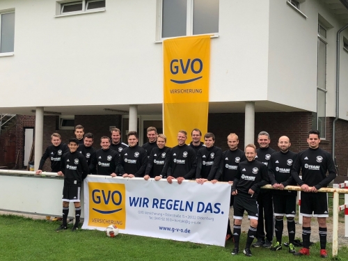 SW Oldenburg erhält erneut Aufwärmpullis von der GVO Versicherung